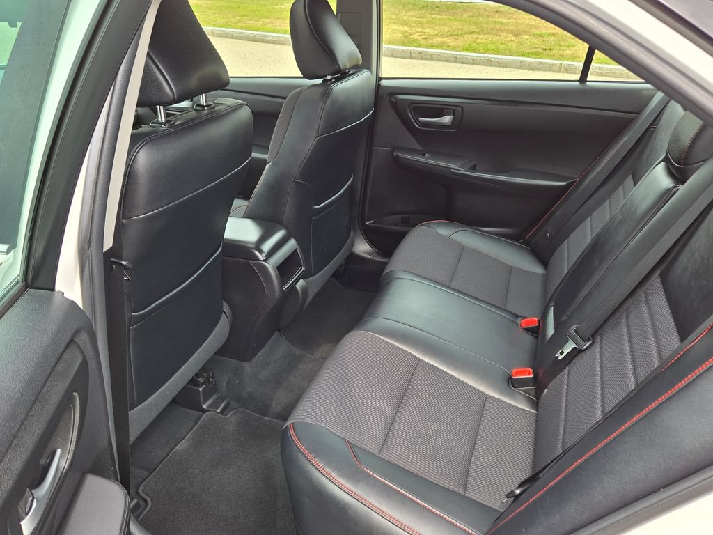 Used 2016 Toyota Camry SE w/ Moonroof Package FWD image 11