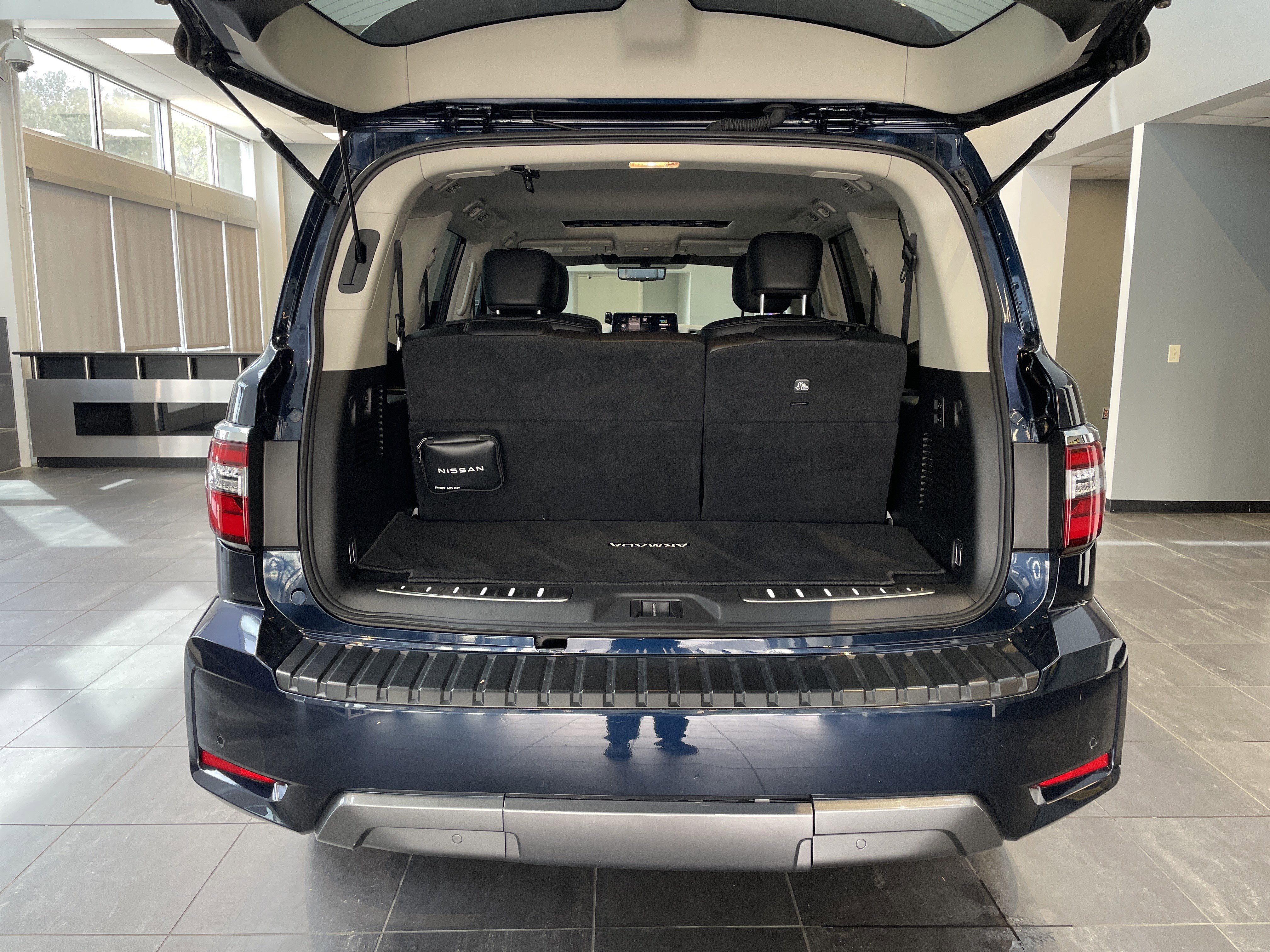 Used 2024 Nissan Armada Platinum w/ Captain's Chairs Package RWD image 40