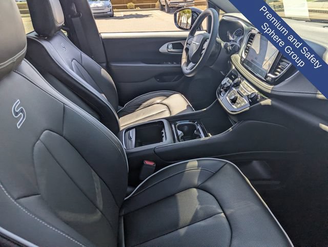 Used 2025 Chrysler Pacifica Premium FWD image 15