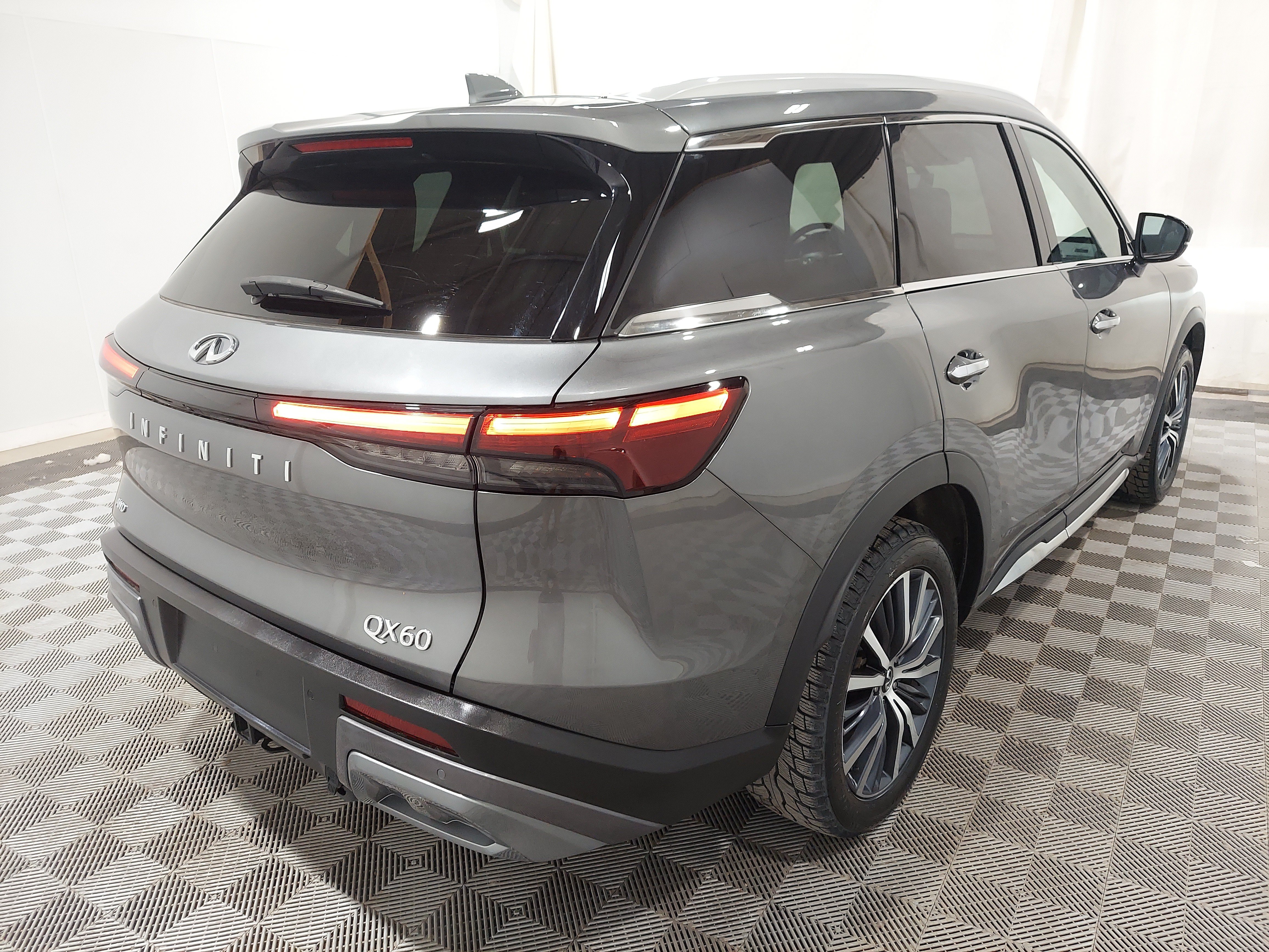 Used 2024 INFINITI QX60 Sensory AWD/4WD image 3