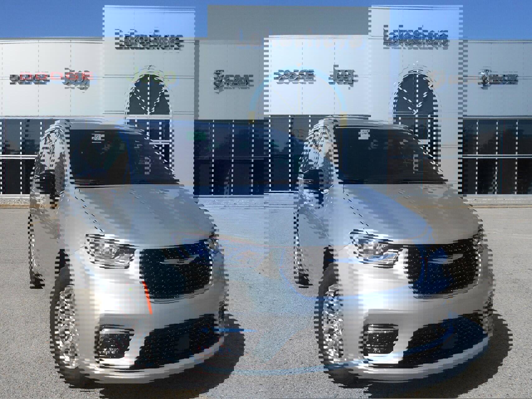 New 2026 Chrysler Pacifica Select image 2