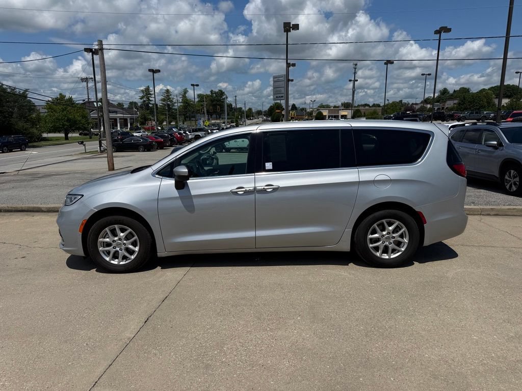 Used 2023 Chrysler Pacifica Touring-L FWD image 9