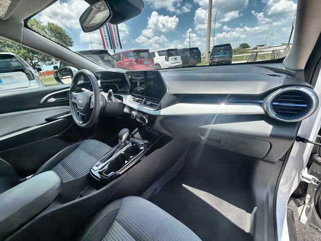 Used 2025 Chevrolet Trax LT FWD image 27