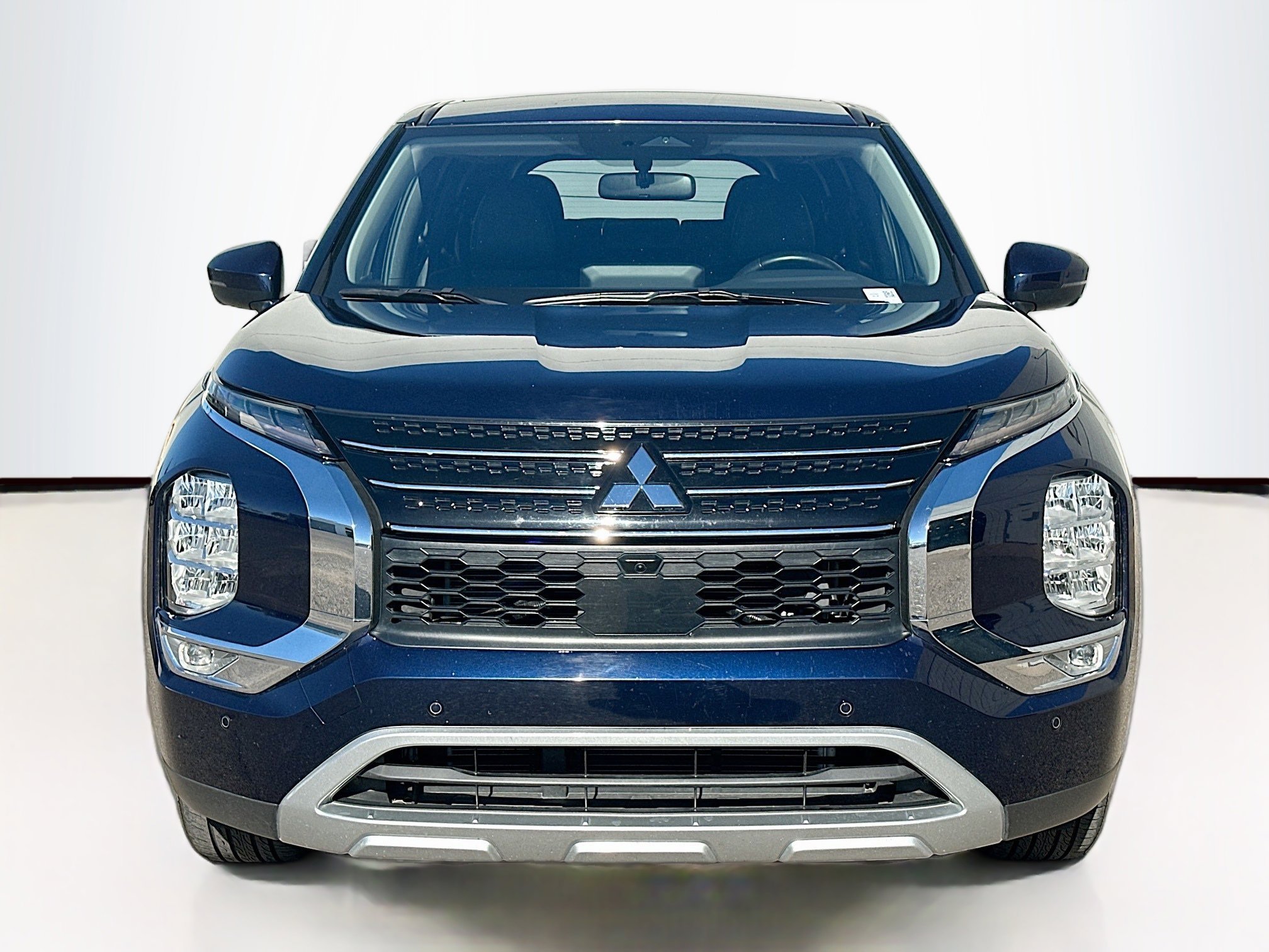 Used 2024 Mitsubishi Outlander SE image 2