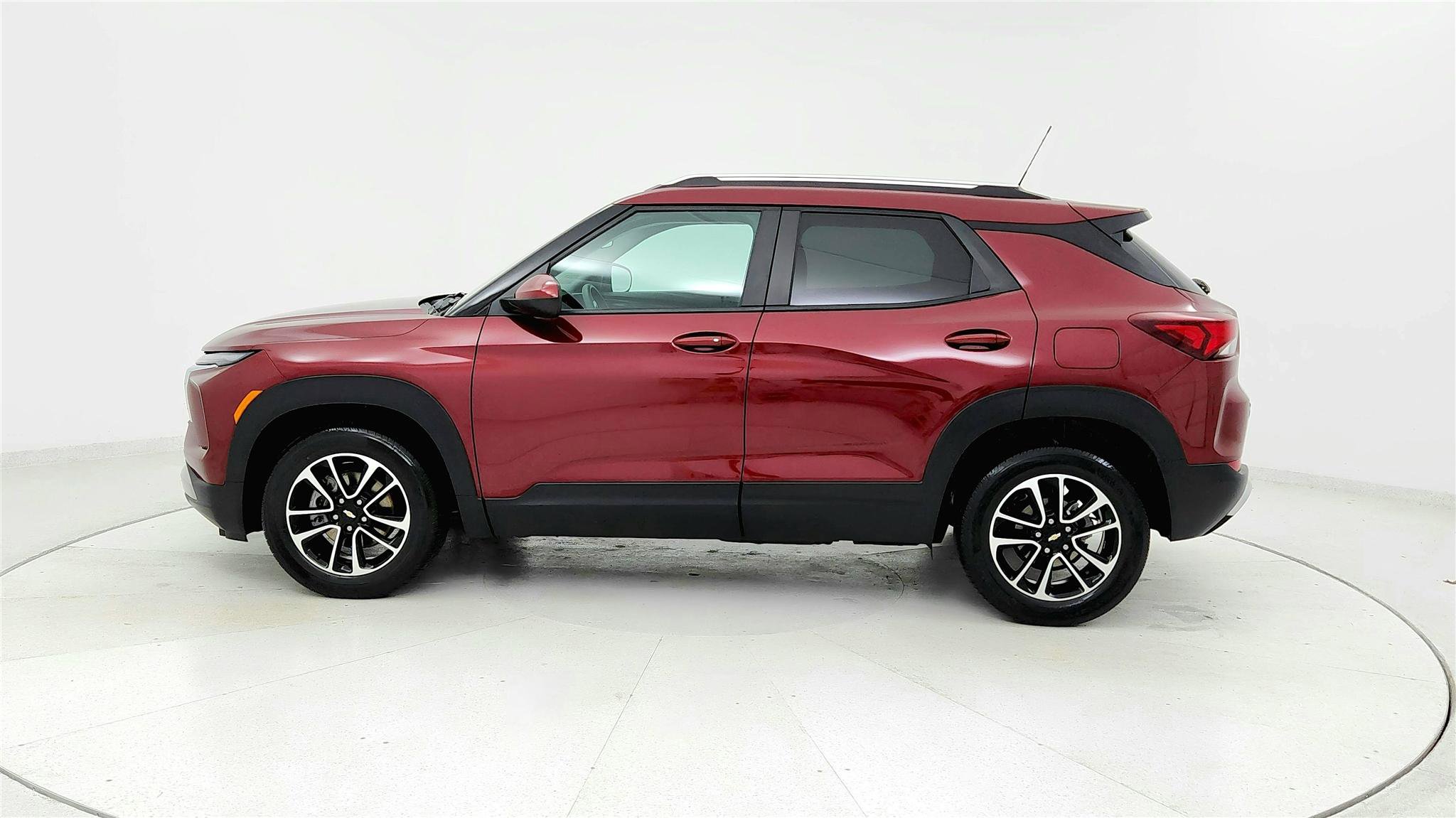 Used 2025 Chevrolet TrailBlazer LT image 2