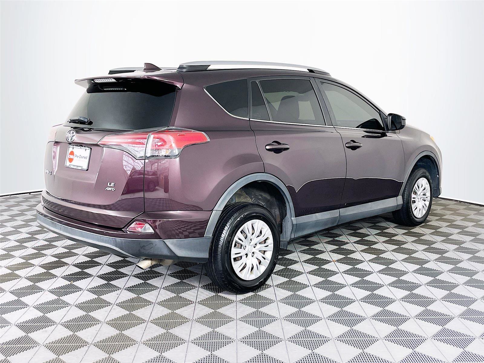 Used 2017 Toyota RAV4 LE image 9