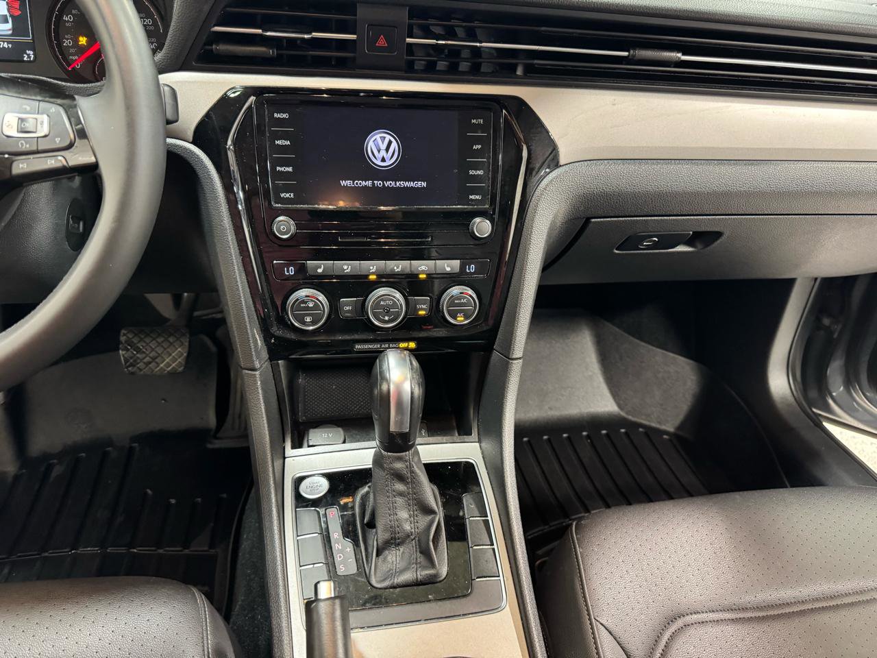 Used 2022 Volkswagen Passat 2.0T SE image 15