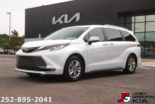 Used 2022 Toyota Sienna Limited FWD image 1