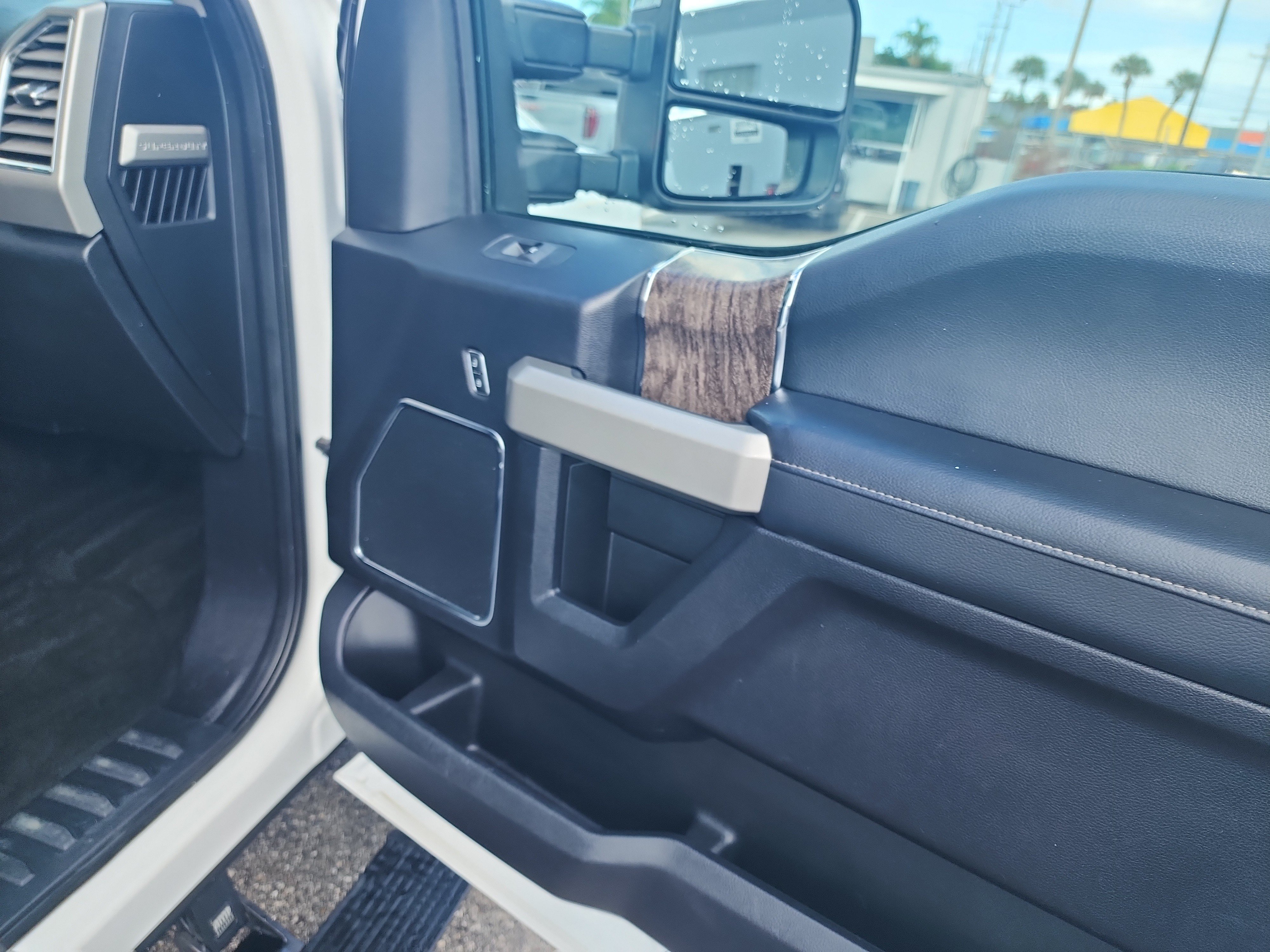 Used 2017 Ford F250 Lariat w/ Lariat Ultimate Package AWD/4WD image 27