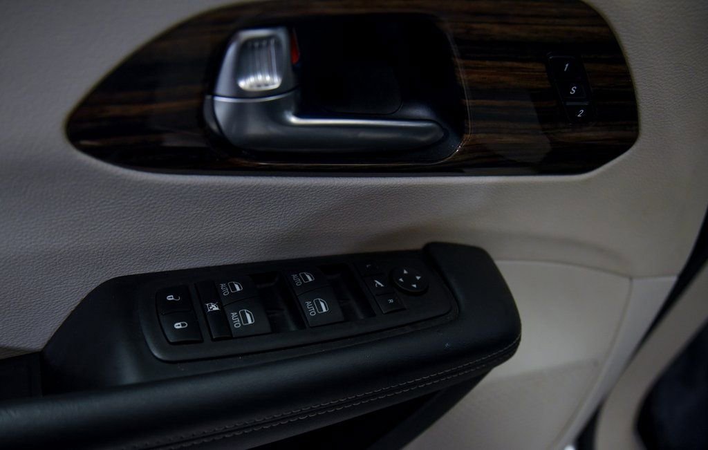 Used 2023 Chrysler Pacifica Limited FWD image 15