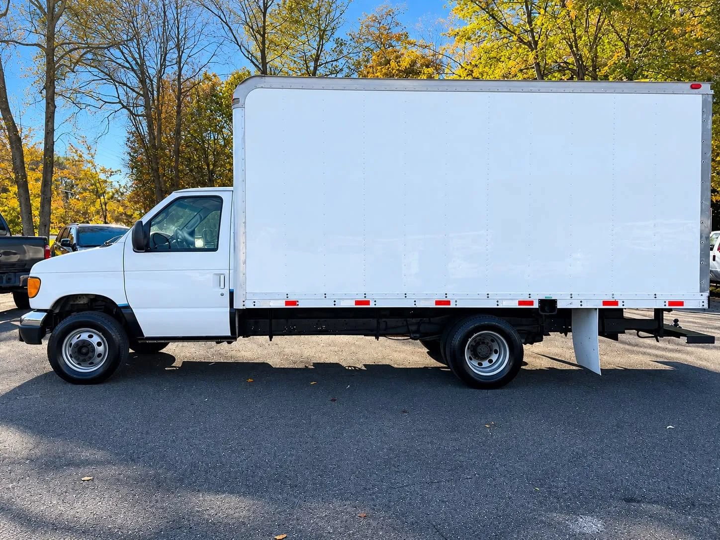 Used 2005 Ford E-350 and Econoline 350 Super Duty RWD image 2