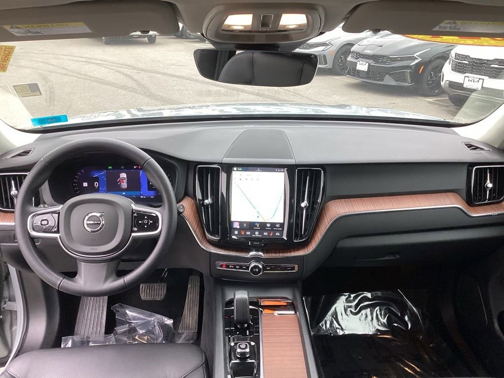 Used 2024 Volvo XC60 B5 Plus image 16