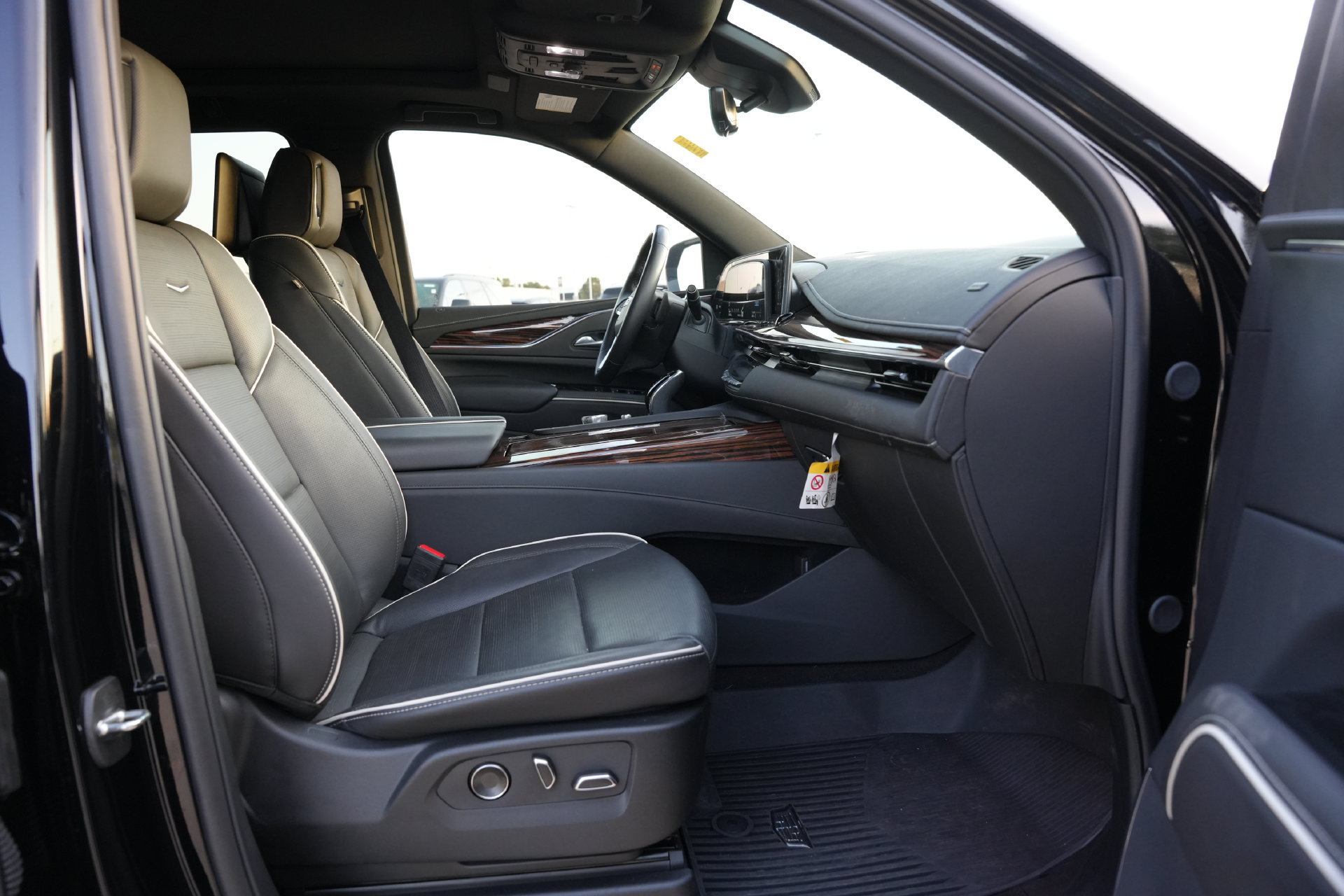 Certified 2024 Cadillac Escalade ESV Premium Luxury w/ Performance Package AWD/4WD image 24