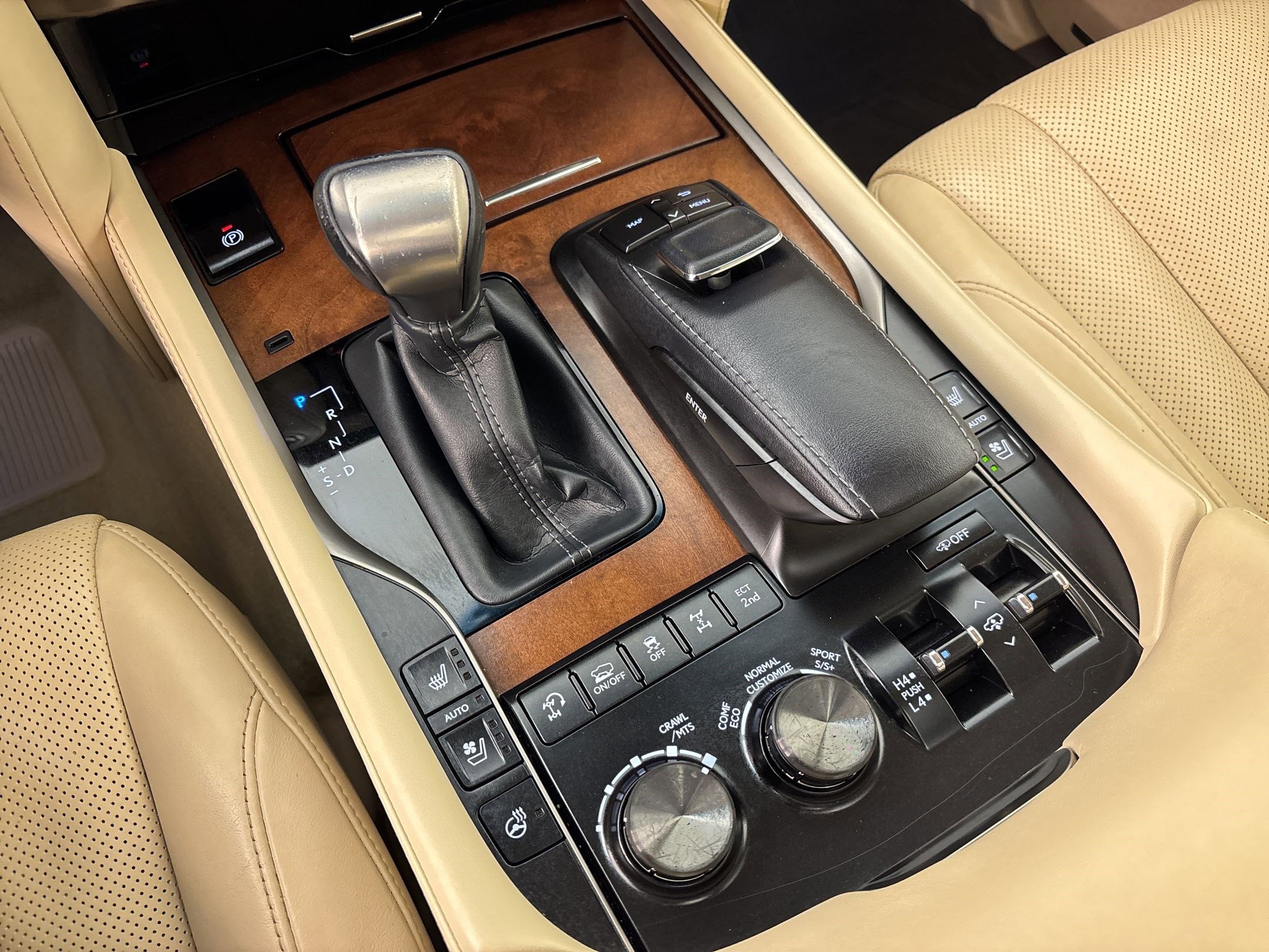 Used 2020 Lexus LX 570 4WD w/ Luxury Package image 16