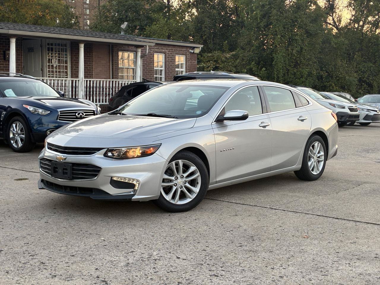 Used 2016 Chevrolet Malibu LT FWD image 2