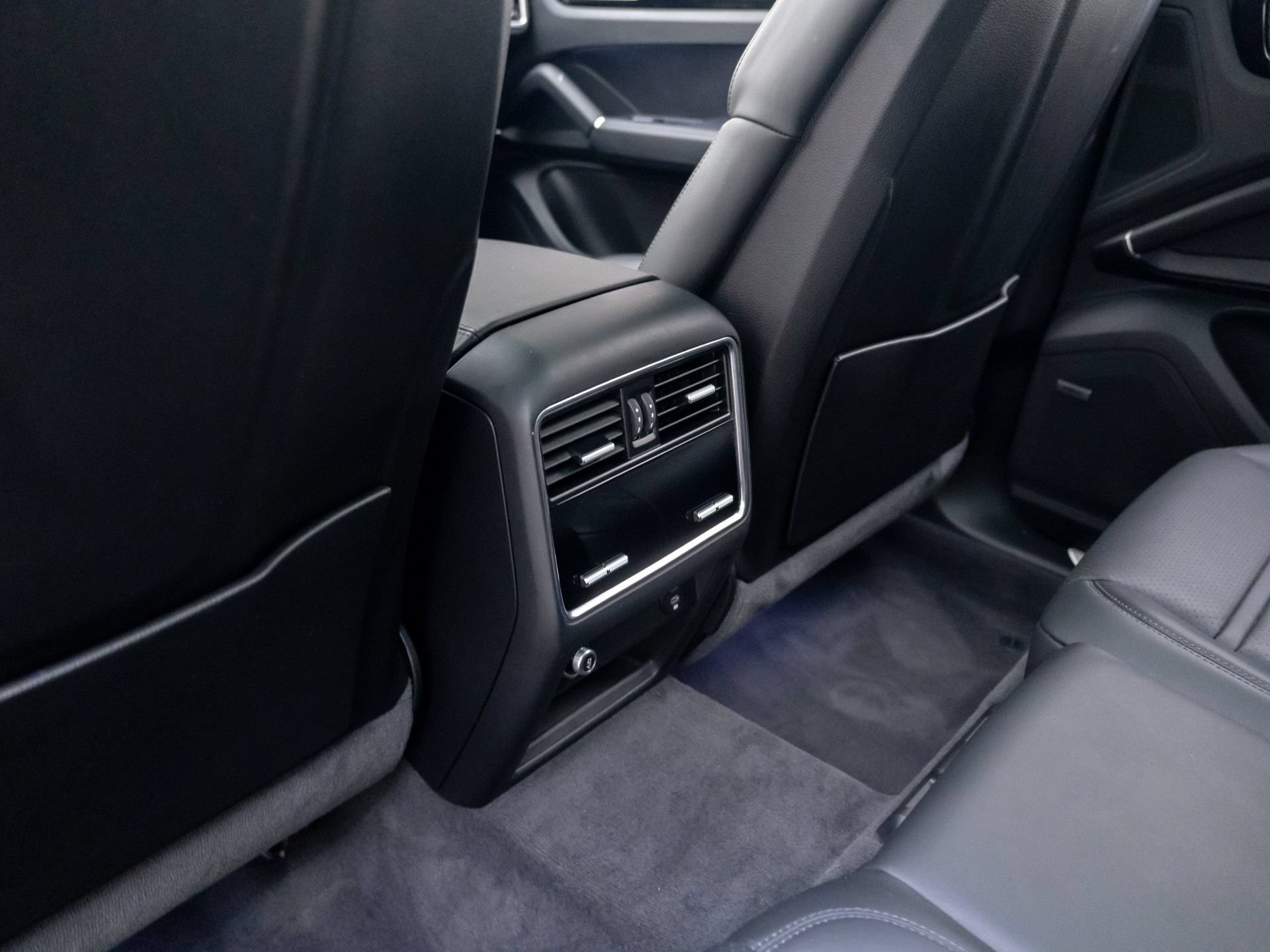 Certified 2023 Porsche Cayenne AWD/4WD image 18