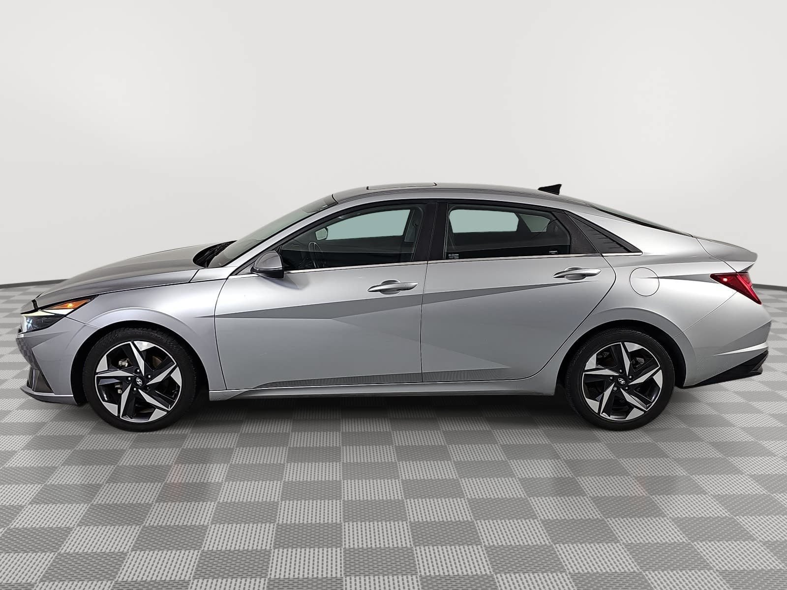Used 2022 Hyundai Elantra Limited w/ Cargo Package FWD image 5