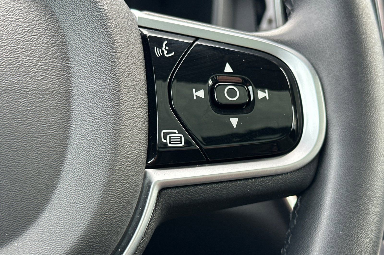 Used 2025 Volvo V60 B5 Cross Country Plus image 27