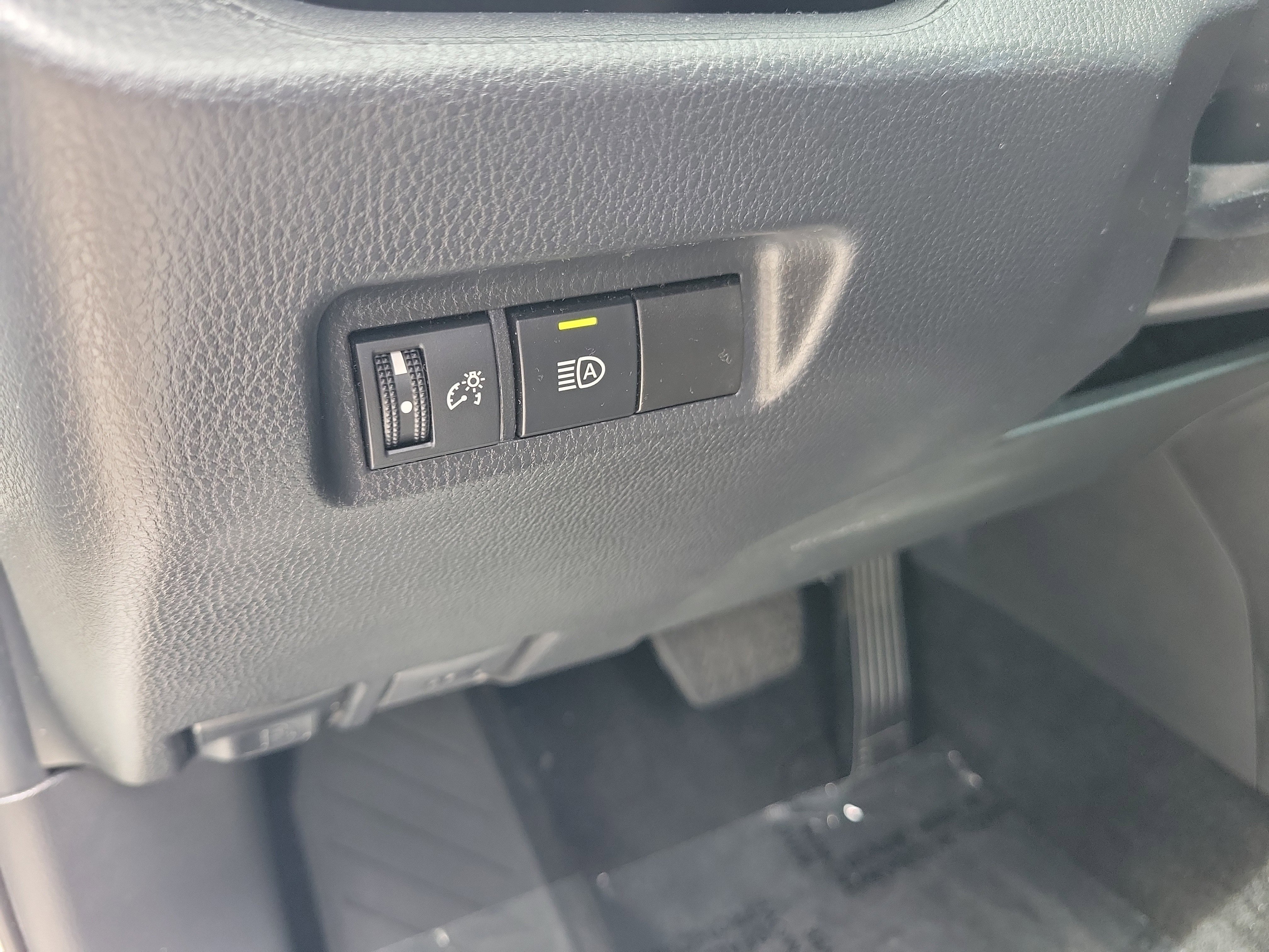 Used 2024 Toyota RAV4 XLE FWD image 27