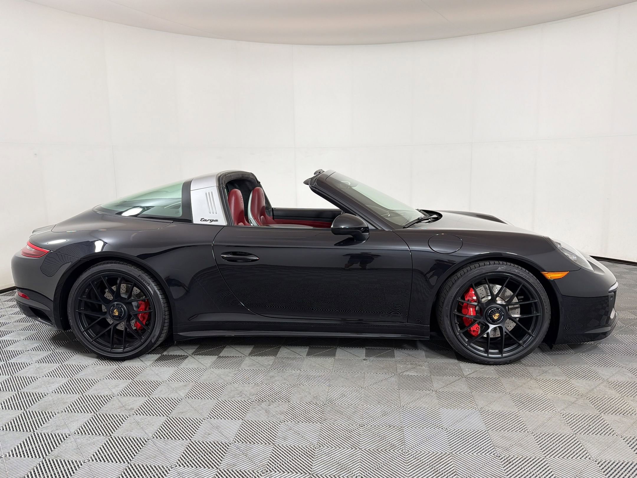 Certified 2019 Porsche 911 Targa 4 GTS AWD/4WD image 9