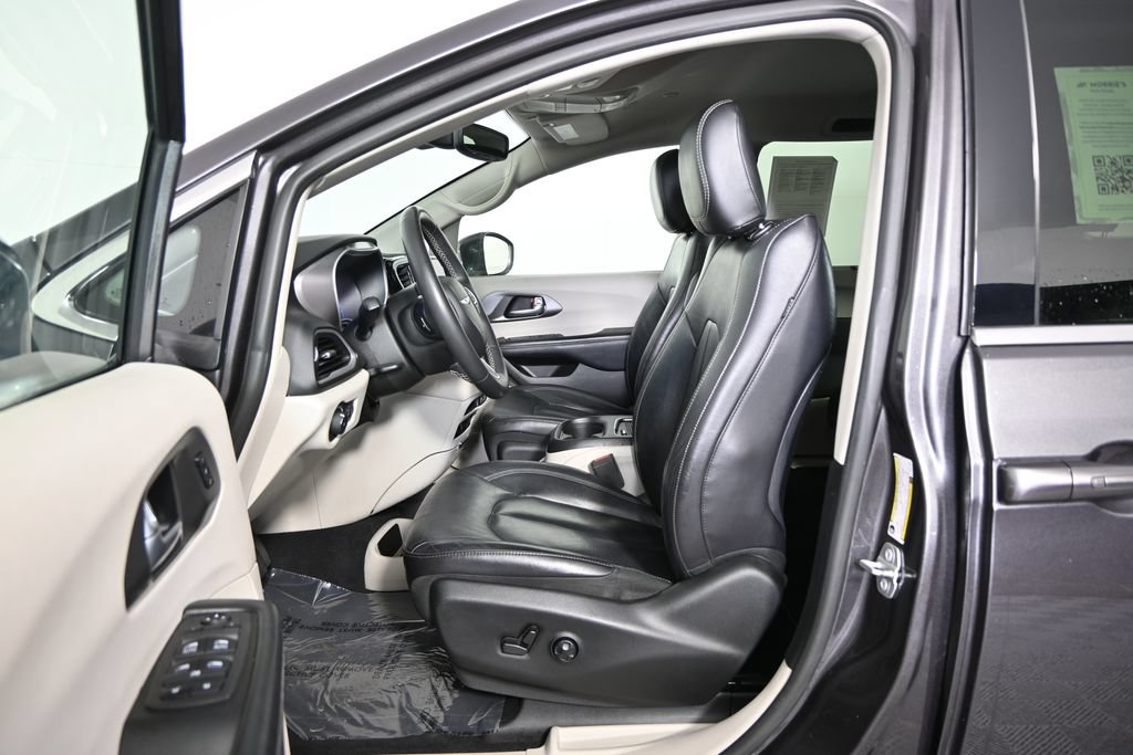 Used 2022 Chrysler Pacifica Touring-L FWD image 21
