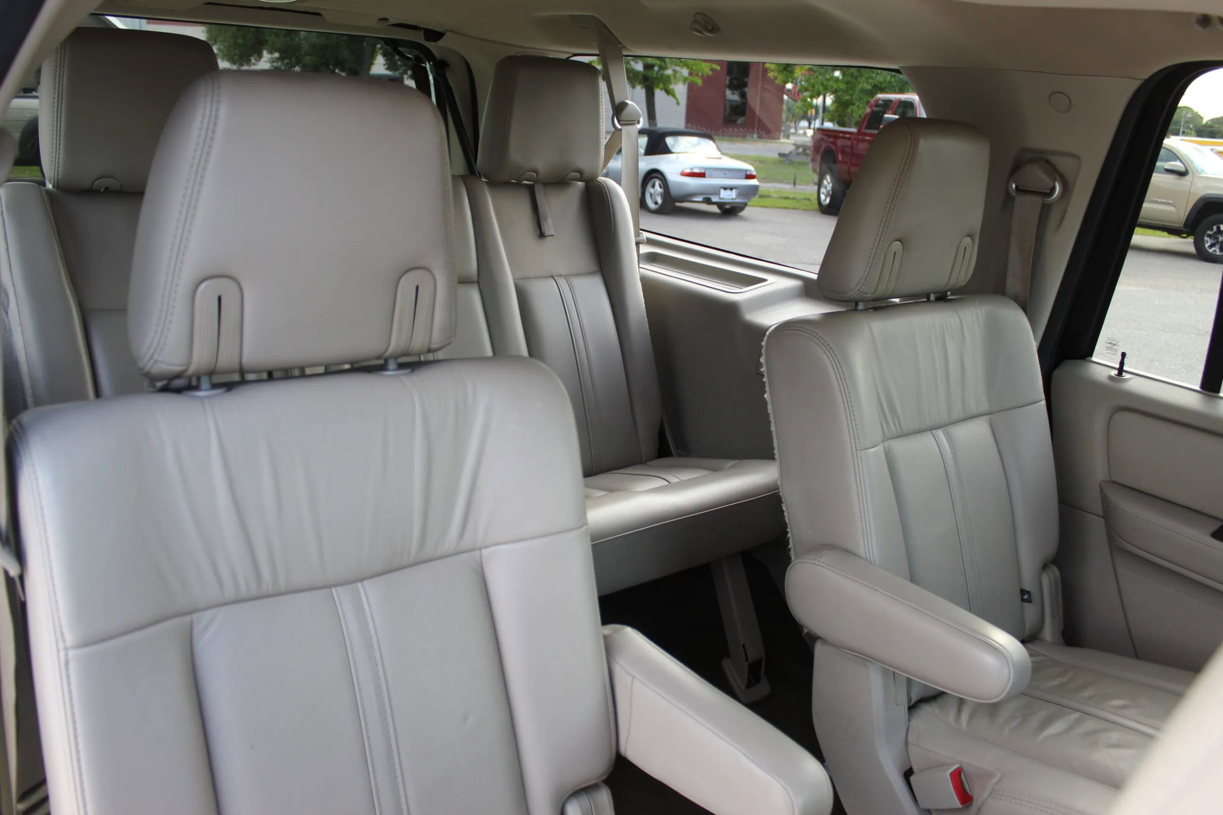 Used 2017 Lincoln Navigator L Select RWD image 27
