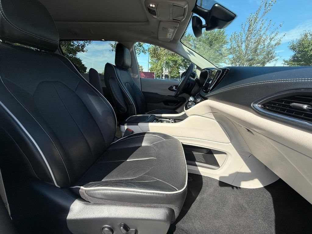 Used 2024 Chrysler Pacifica Limited FWD image 6