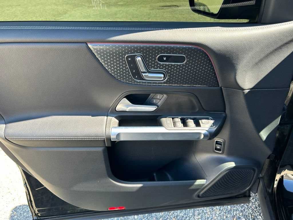 Used 2025 Mercedes-Benz GLB 250 image 9