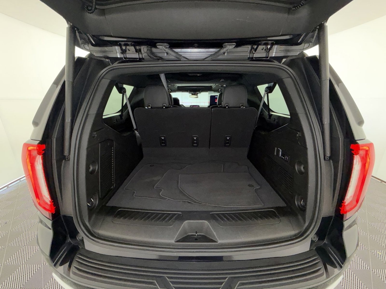 Used 2023 GMC Yukon XL SLT w/ SLT Premium Package image 27