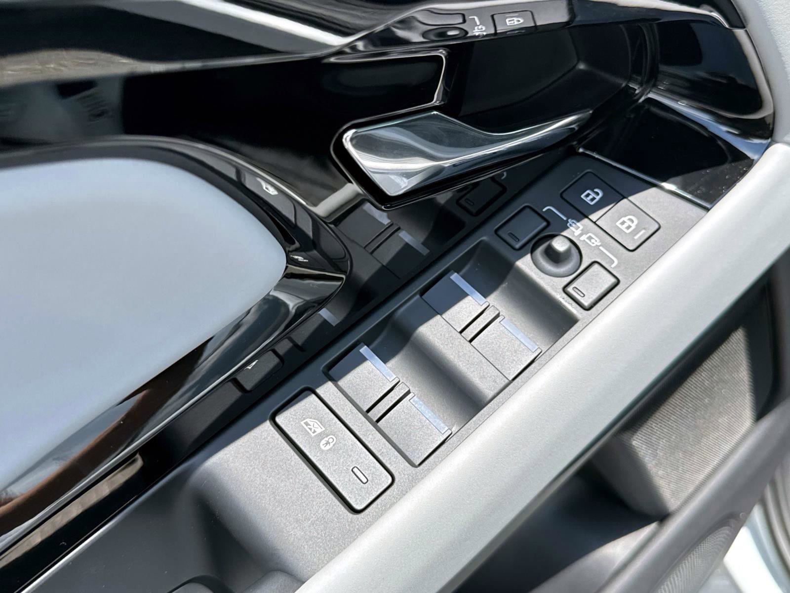 New 2026 Land Rover Range Rover Evoque S image 8