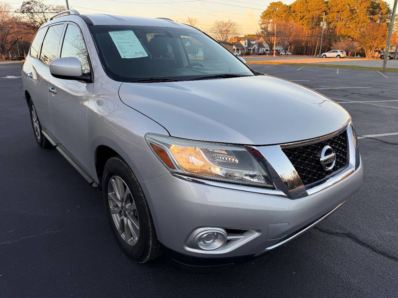 Used 2014 Nissan Pathfinder SV image 4