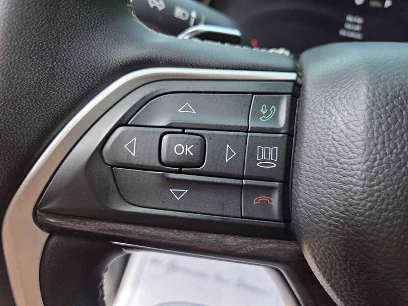 Used 2023 Jeep Grand Cherokee Limited w/ Black Appearance Package AWD/4WD image 15