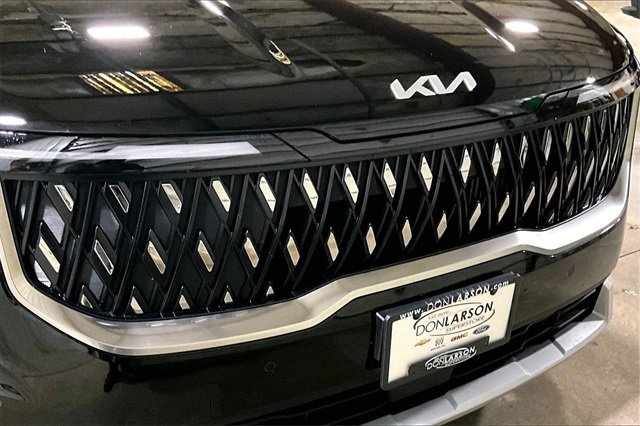 Used 2025 Kia Carnival EX image 10