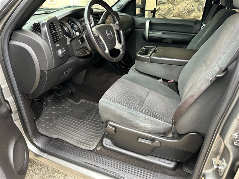 Used 2007 GMC Sierra 2500 SLE w/ Z71 Off-Road Package AWD/4WD image 12