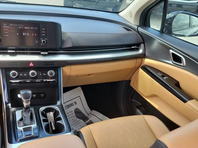 Used 2022 Kia Carnival LX FWD image 21