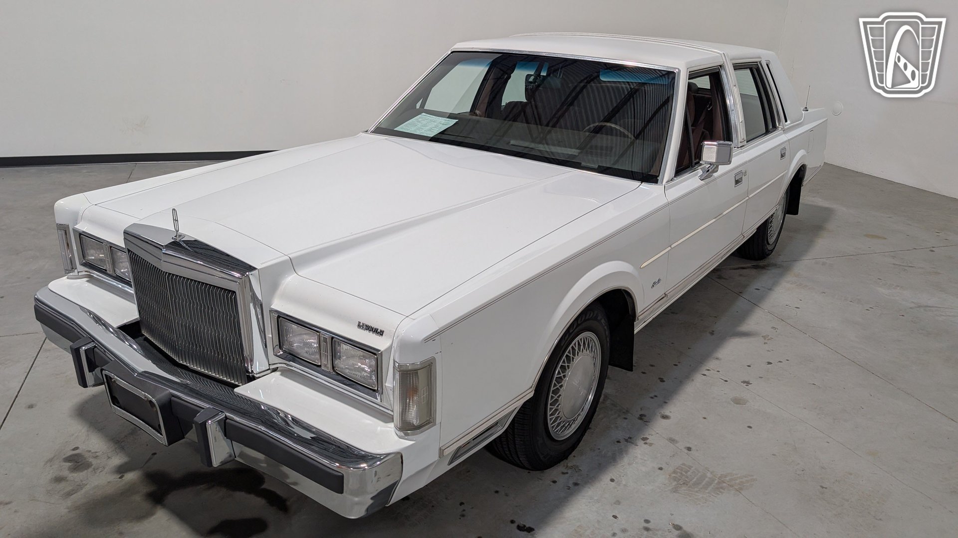 Used 1988 Lincoln Town Car RWD image 2