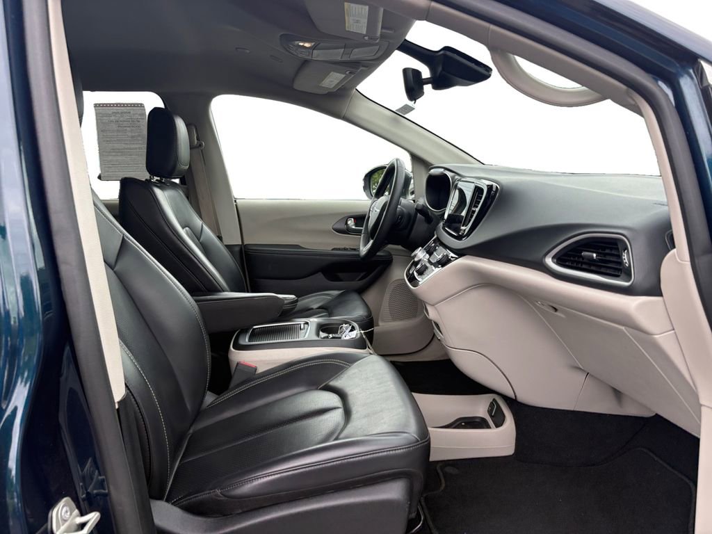 Certified 2023 Chrysler Pacifica Touring-L image 14