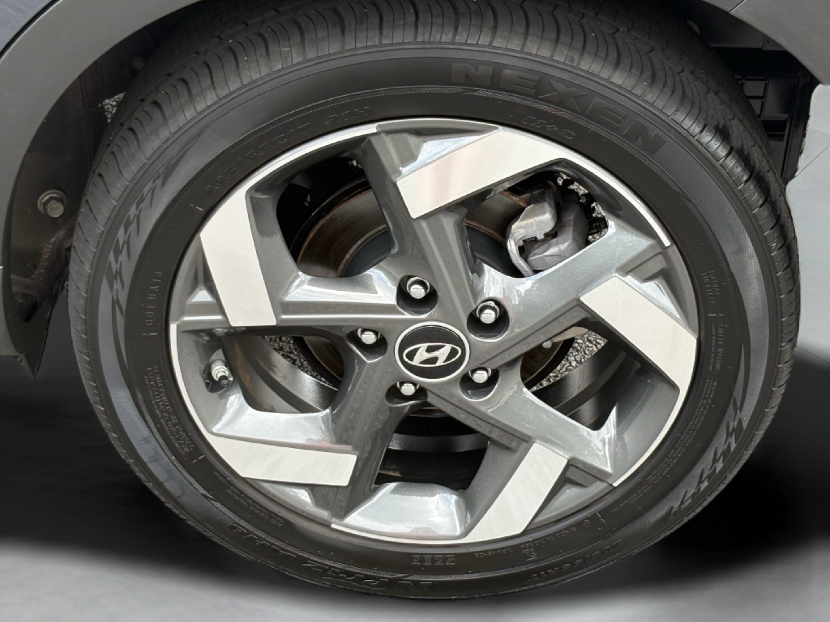 Certified 2025 Hyundai Venue Limited FWD image 30