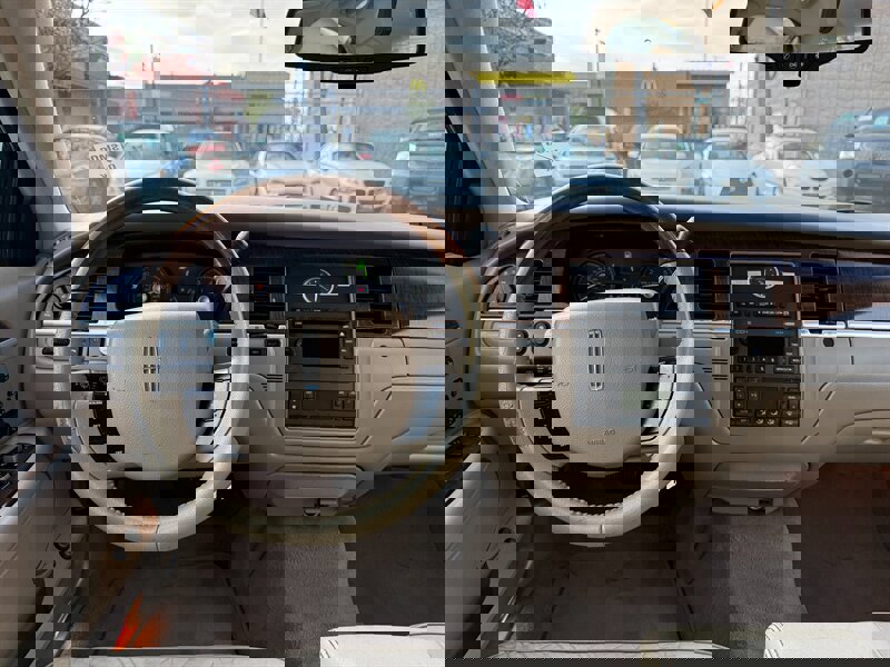 Used 2007 Lincoln Town Car Designer Series image 16