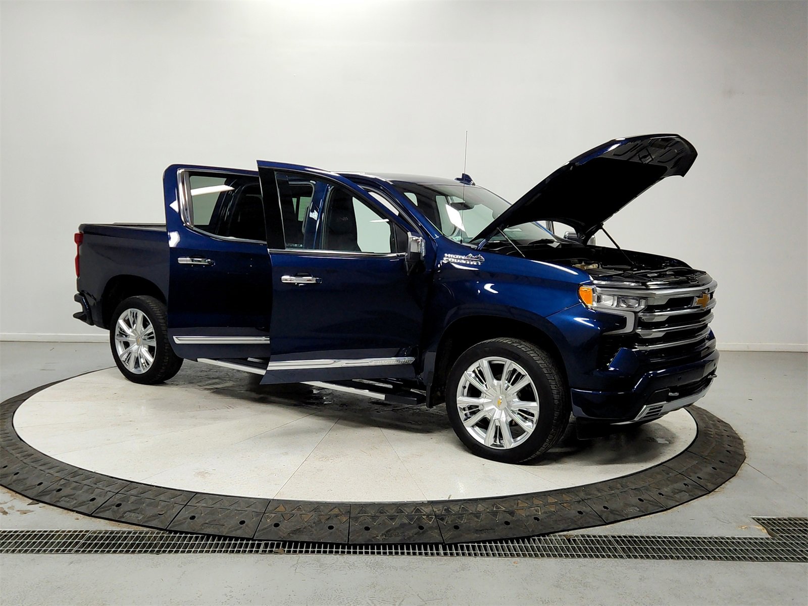 Used 2023 Chevrolet Silverado 1500 High Country w/ Technology Package image 9