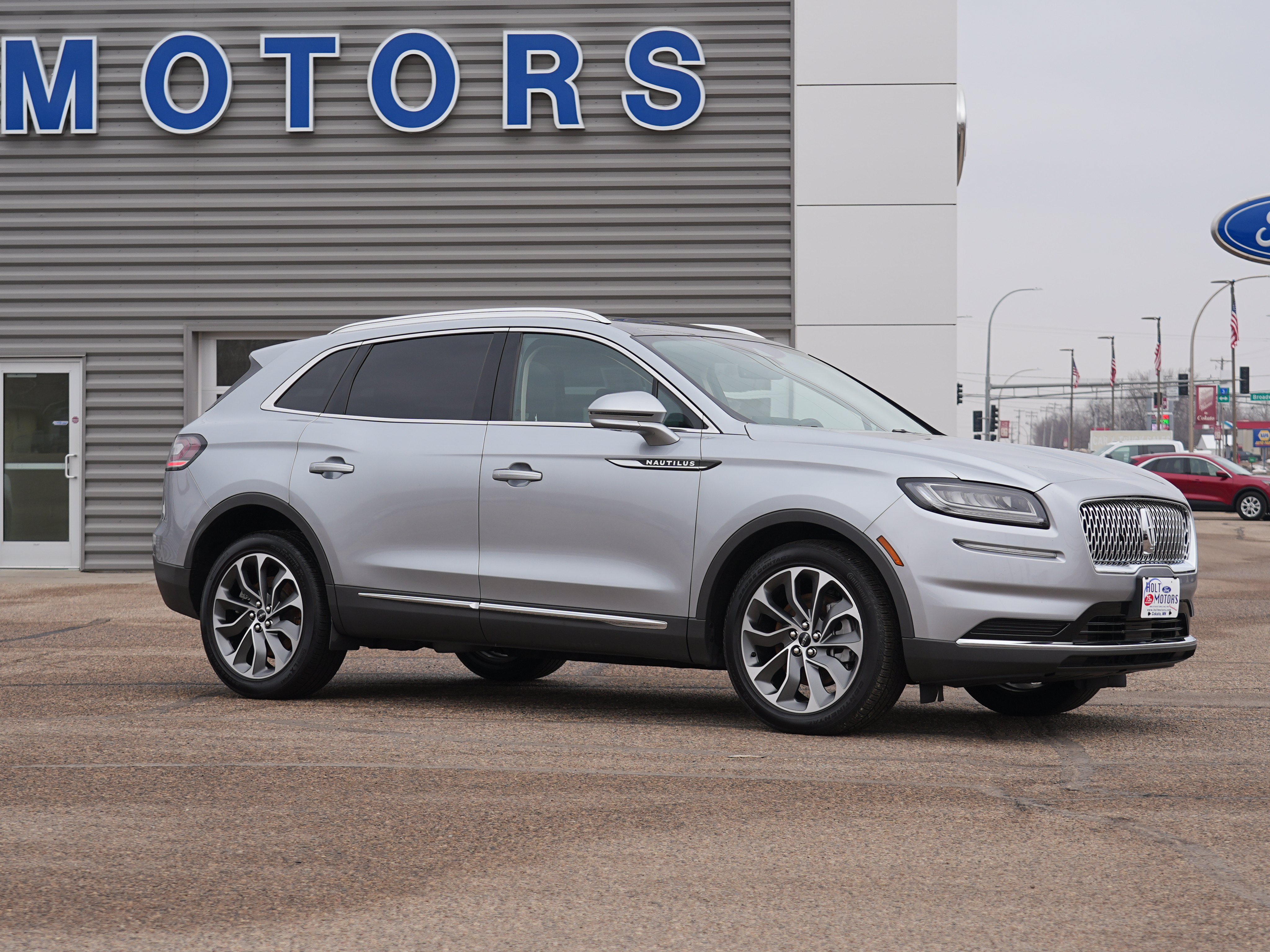 Used 2022 Lincoln Nautilus Reserve AWD/4WD image 2