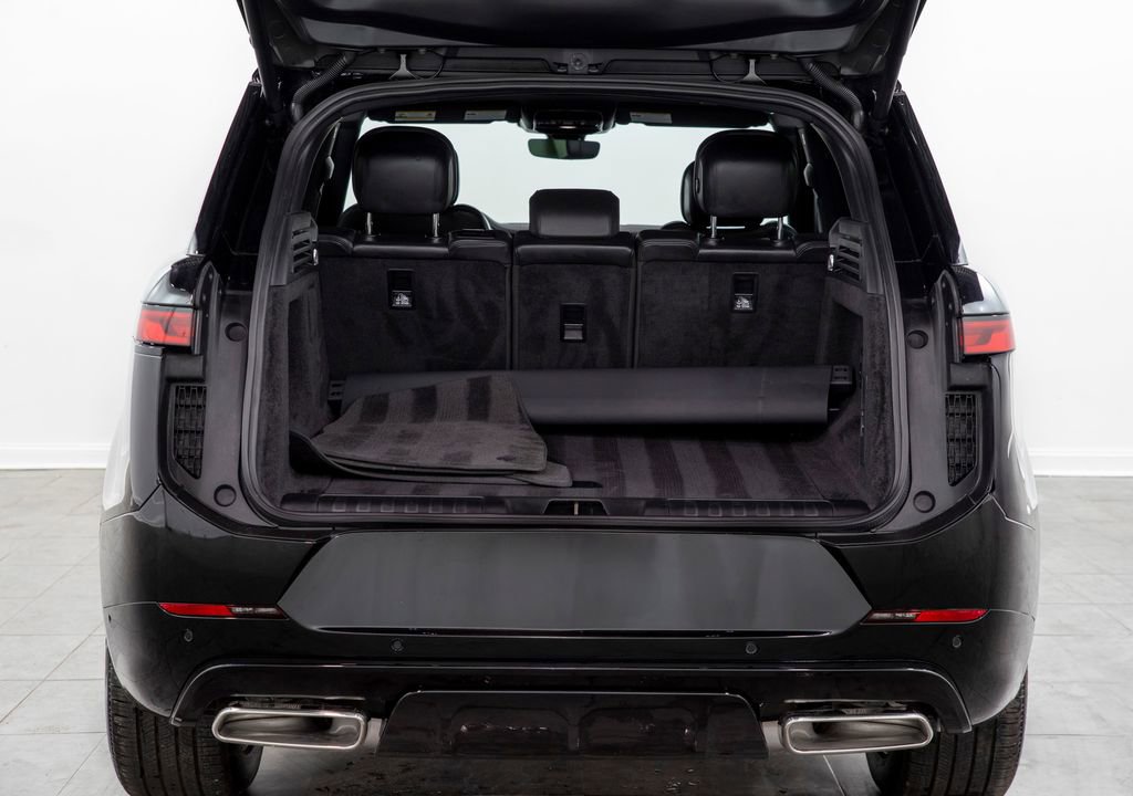 Used 2025 Land Rover Range Rover Sport SE image 14