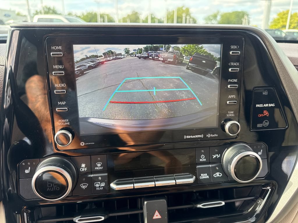 Used 2020 Toyota Highlander XLE AWD/4WD image 30