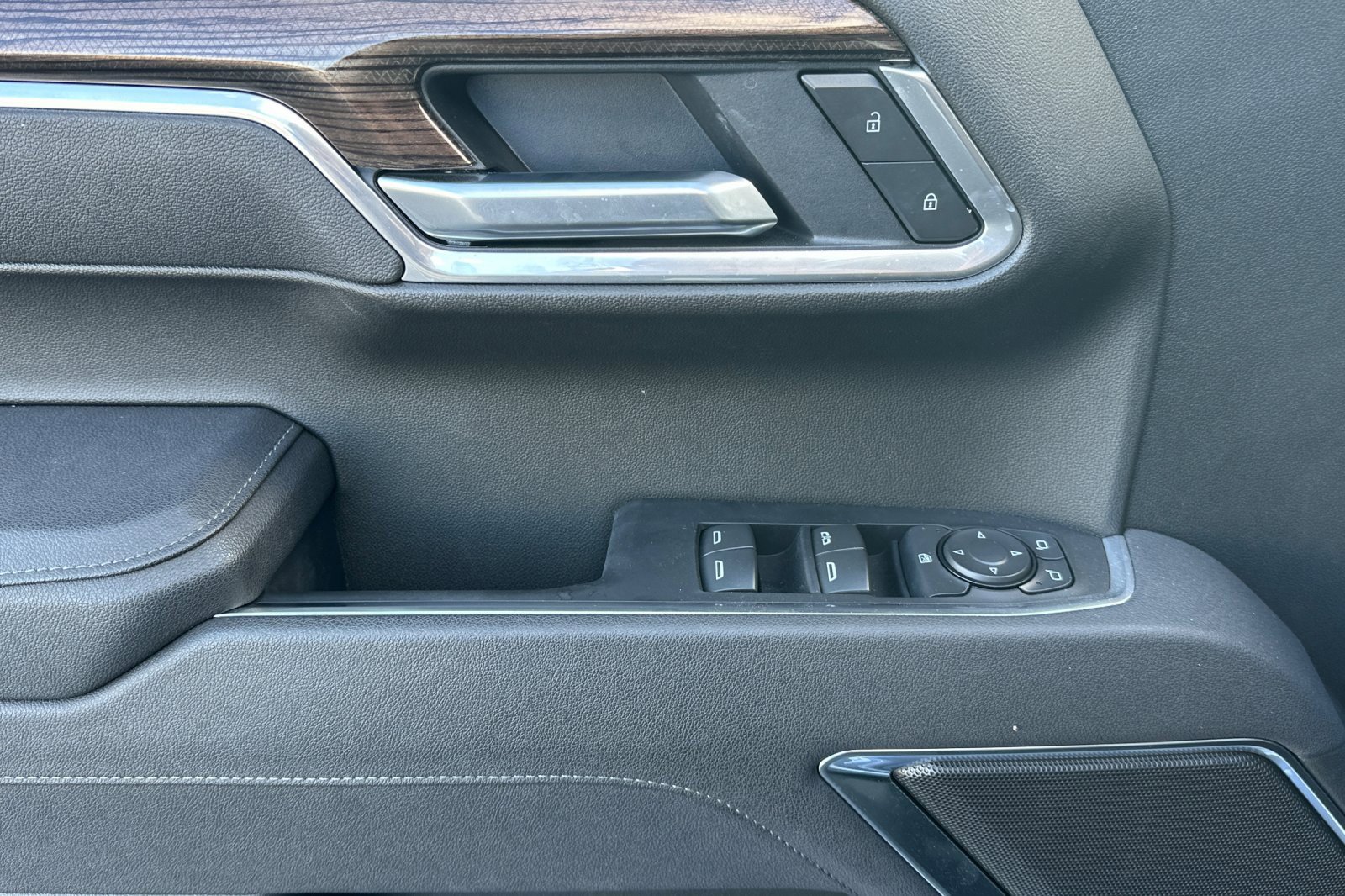 Used 2025 Chevrolet Silverado 1500 LT image 12