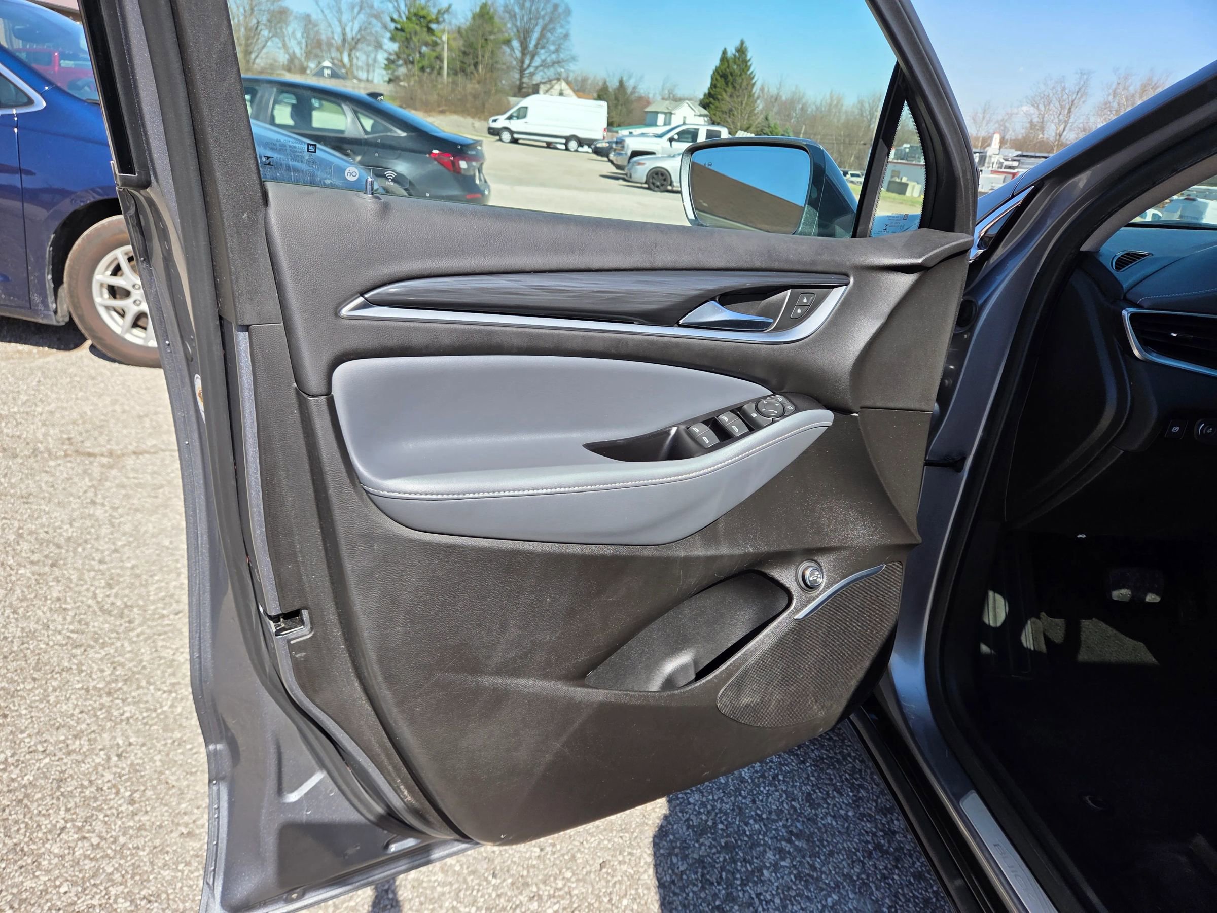 Used 2020 Buick Enclave Essence image 12