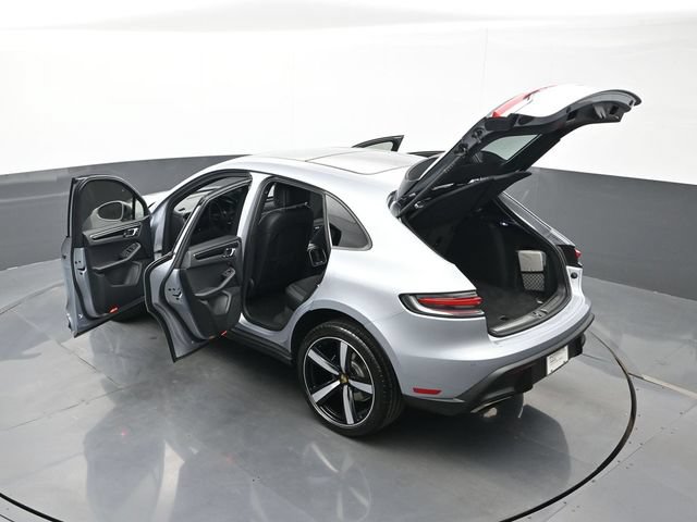 Certified 2025 Porsche Macan AWD/4WD image 29