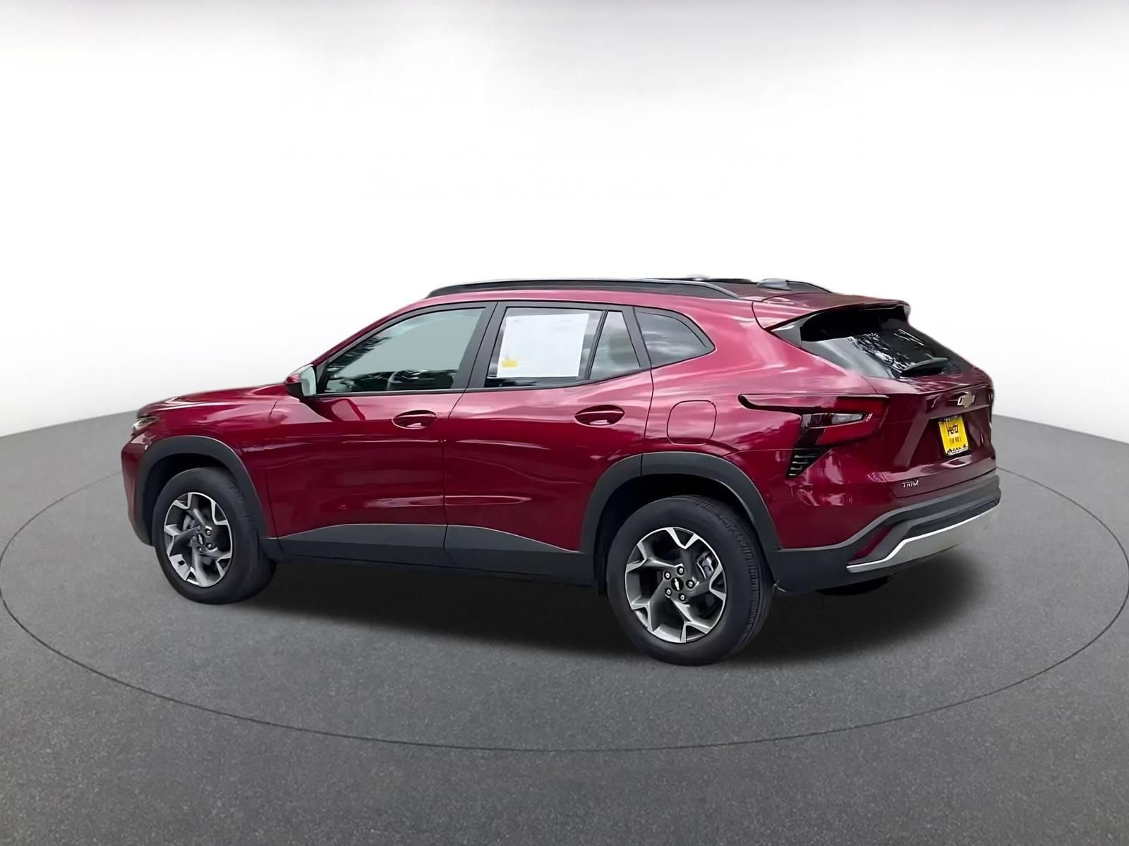Used 2025 Chevrolet Trax LT FWD image 9