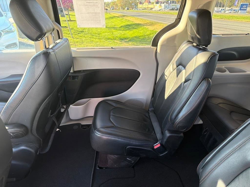 Used 2017 Chrysler Pacifica Touring-L image 32