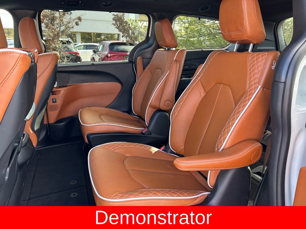 New 2025 Chrysler Pacifica Pinnacle w/ Trailer Tow Group AWD/4WD image 23