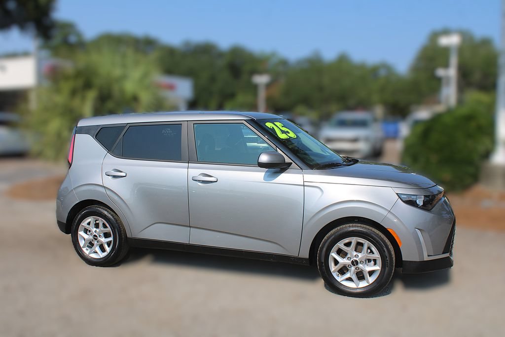 Certified 2025 Kia Soul LX w/ LX Technology Package FWD image 4